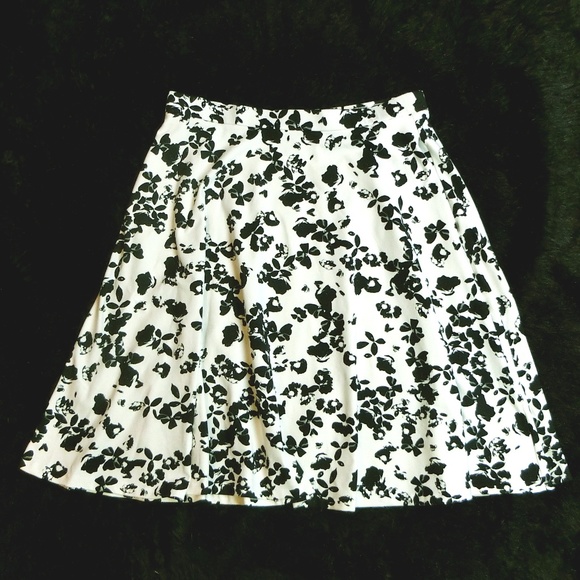Cynthia Rowley Dresses & Skirts - Cynthia Rowley Skirt Large White Black Floral